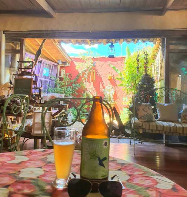Variedade de queijos artesanais mineiros na loja